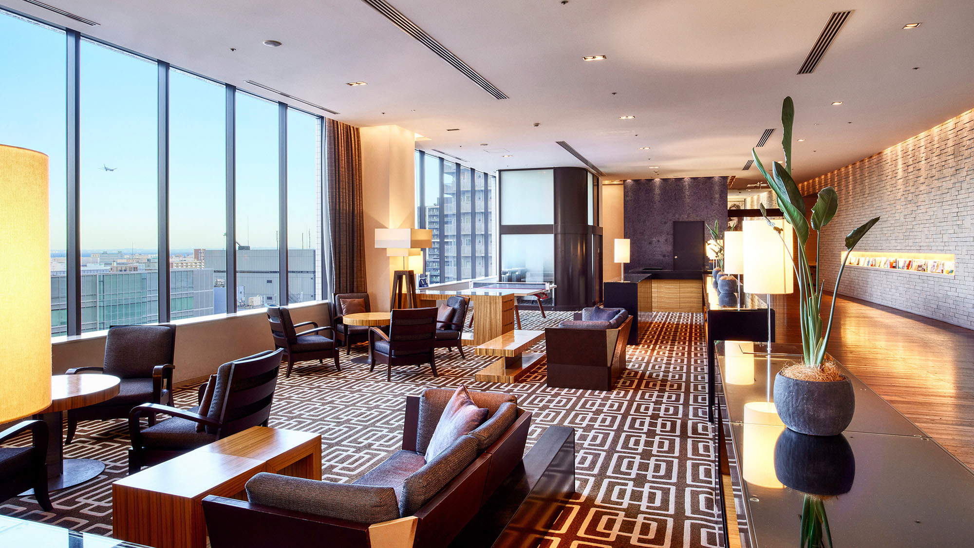 ロビー｜大きな窓から光が差し込む、開放的なロビーでおくつろぎください。