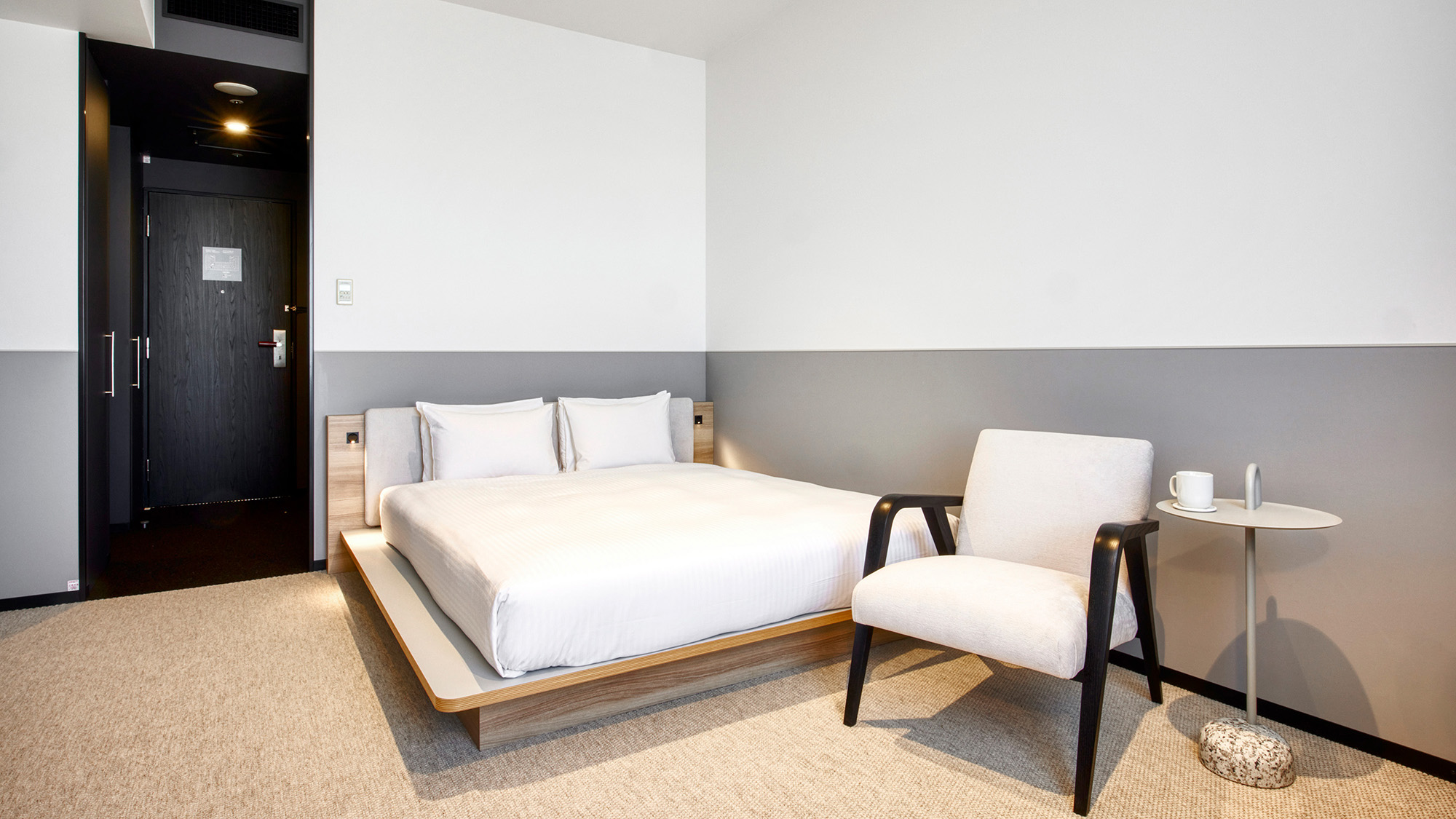 エディションクイーンダブル｜グレーと白を基調とした、モダンかつ落ちつきのある客室です。