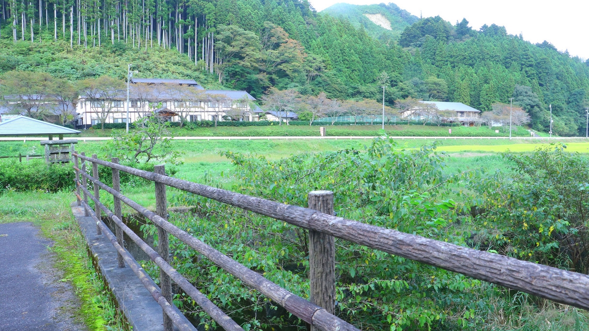 【素泊】木の温かみを感じる田舎宿で自然と一つに…緑と2種の石風呂で旅人に癒しのひと時を★
