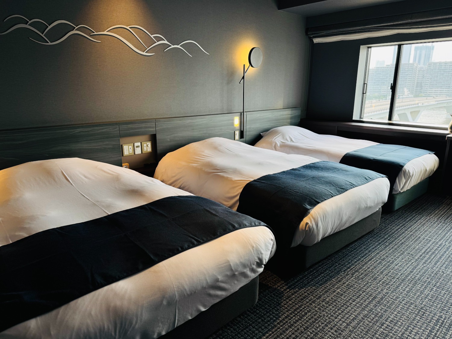 デラックスツイン（セミダブル2台+シングルベッド1台）