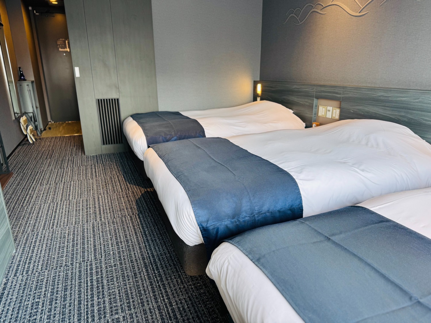 デラックスツイン（セミダブル2台+シングルベッド1台）