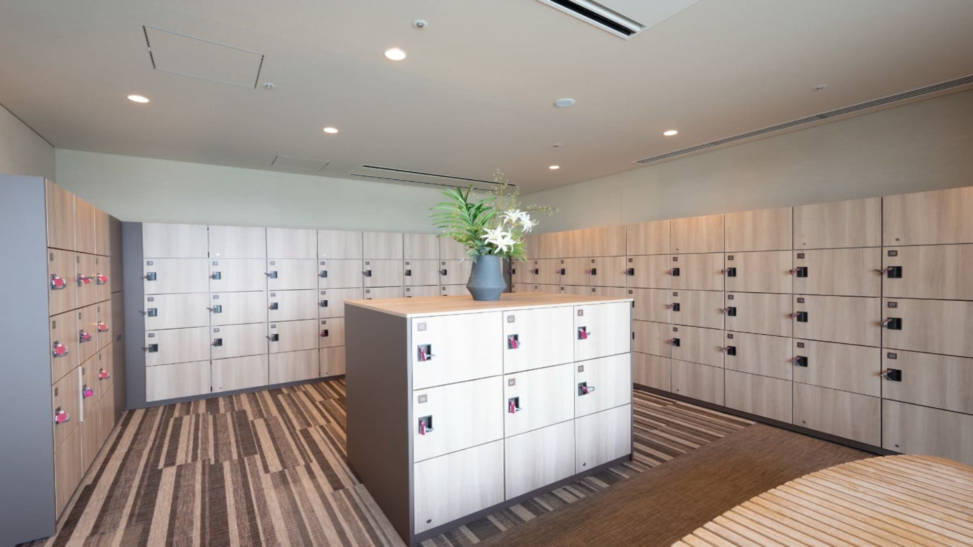 【最上階 眺望大浴場】＜女湯＞脱衣所