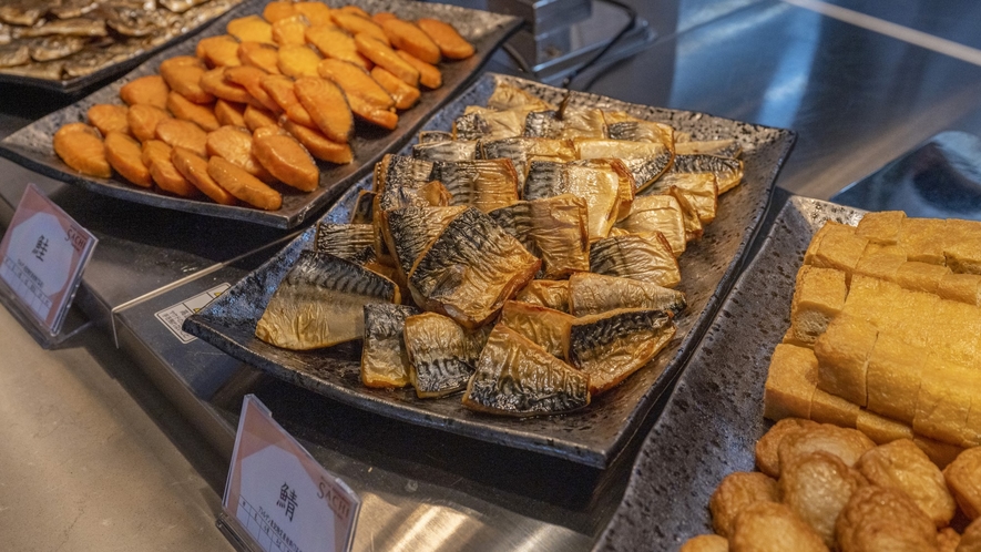 【朝食】朝食の定番、焼き魚などの和食メニューも豊富にご用意。