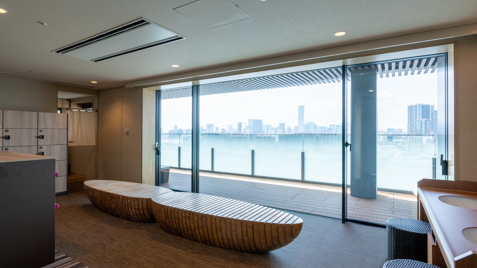 【最上階 眺望大浴場】＜女湯＞脱衣所