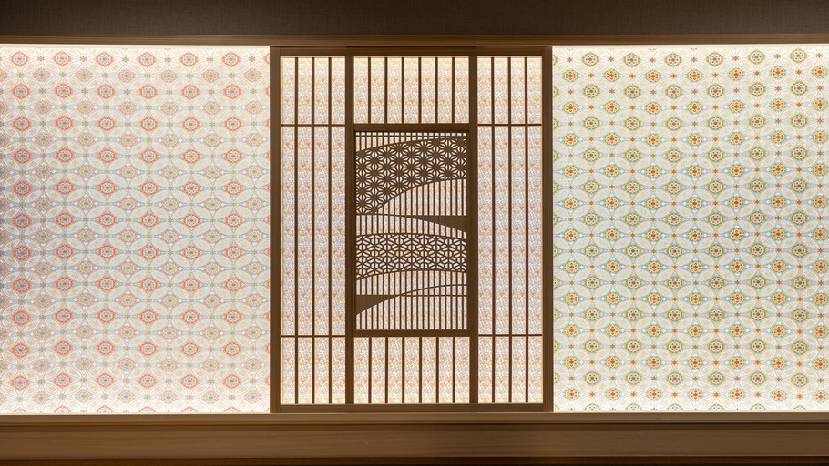 【フロント】京都の伝統工芸品「西陣織」を使用した七宝文様と鱗文様のパネル。