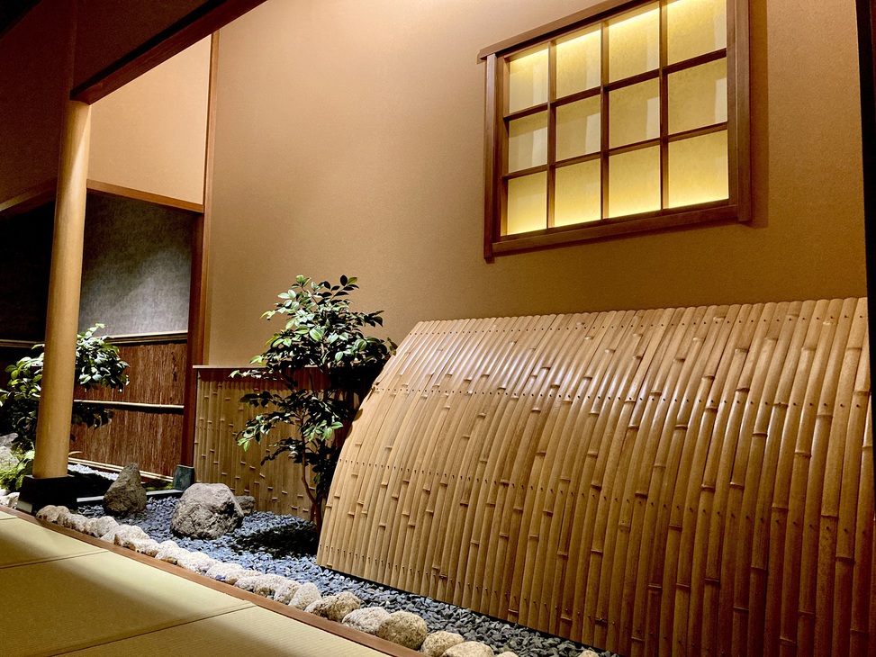 【１階廊下】京の町屋を思わせる設え。館内を歩きながら京の雅を感じて非日常のひと時を