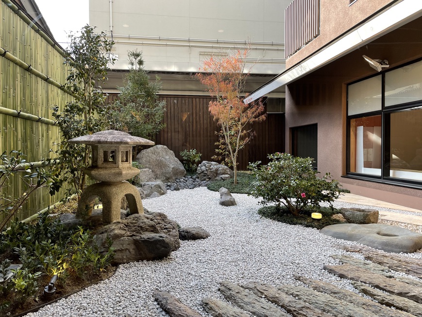【庭園】ロビーから眺める京の雅さを感じさせる枯山水の景色