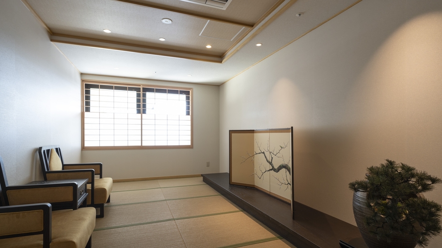 【眺め処】客室フロアの各階に団欒出来るスペースがあり、窓からは京都タワーや東寺がご覧頂けます。