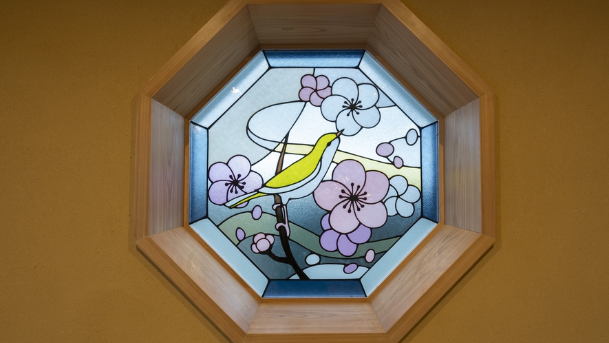 【その他【館内イメージ】入口に梅にうぐいすのステンドグラスが飾られております。