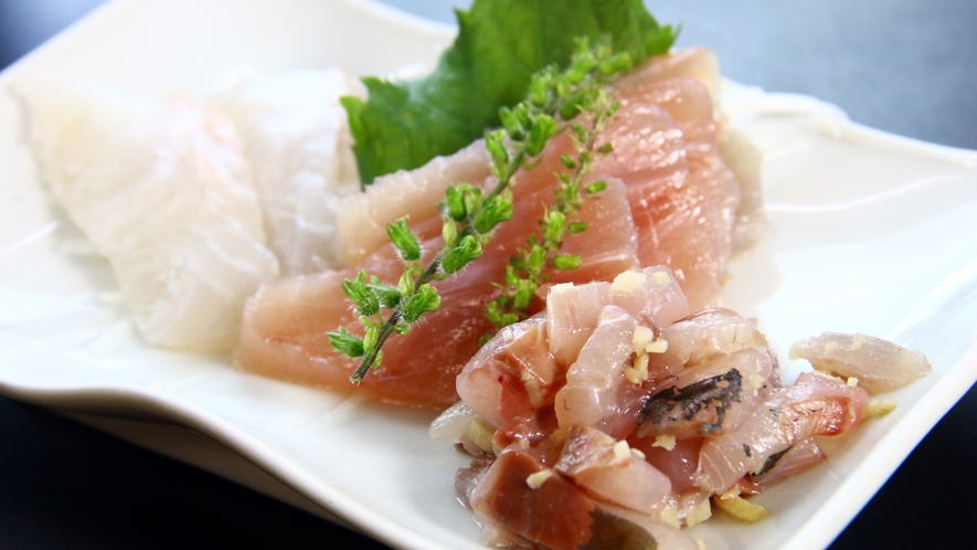 【夕食】新鮮な旬魚のお造り3点盛り