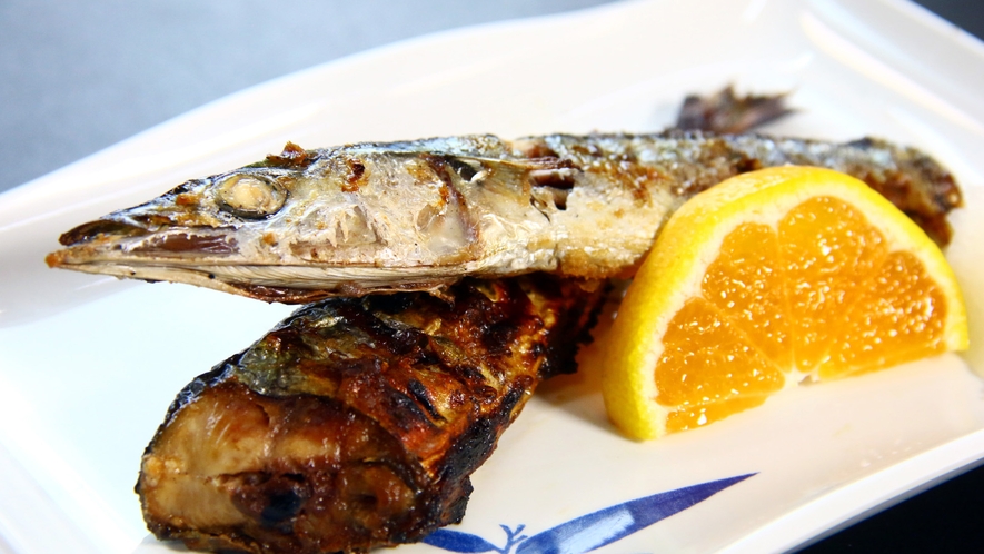【夕食】本日の焼魚は「さんま」旬魚の焼き魚を召し上がれ