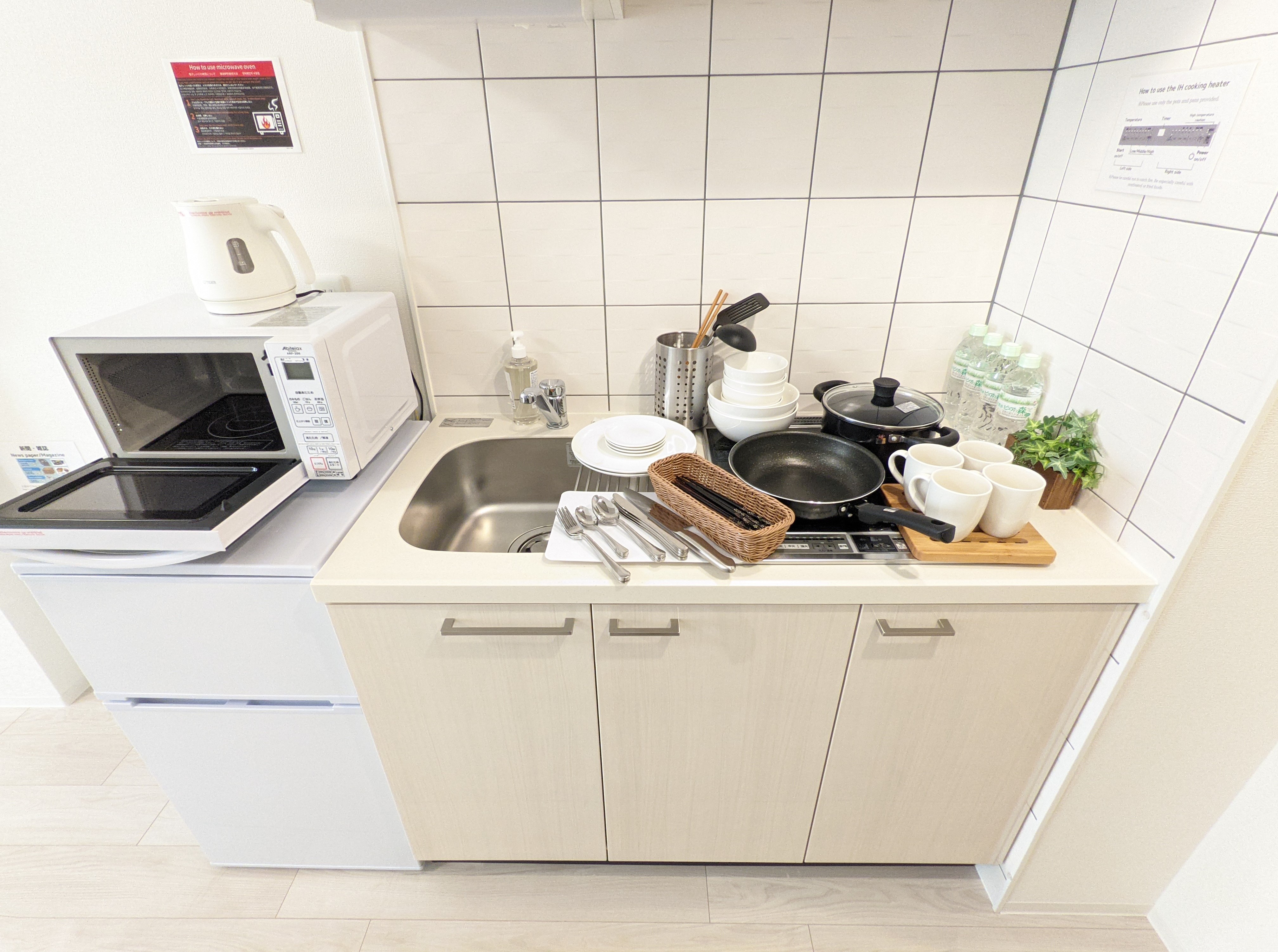 IHコンロ付きのキッチンです。各種調理用具・食器も揃っています。