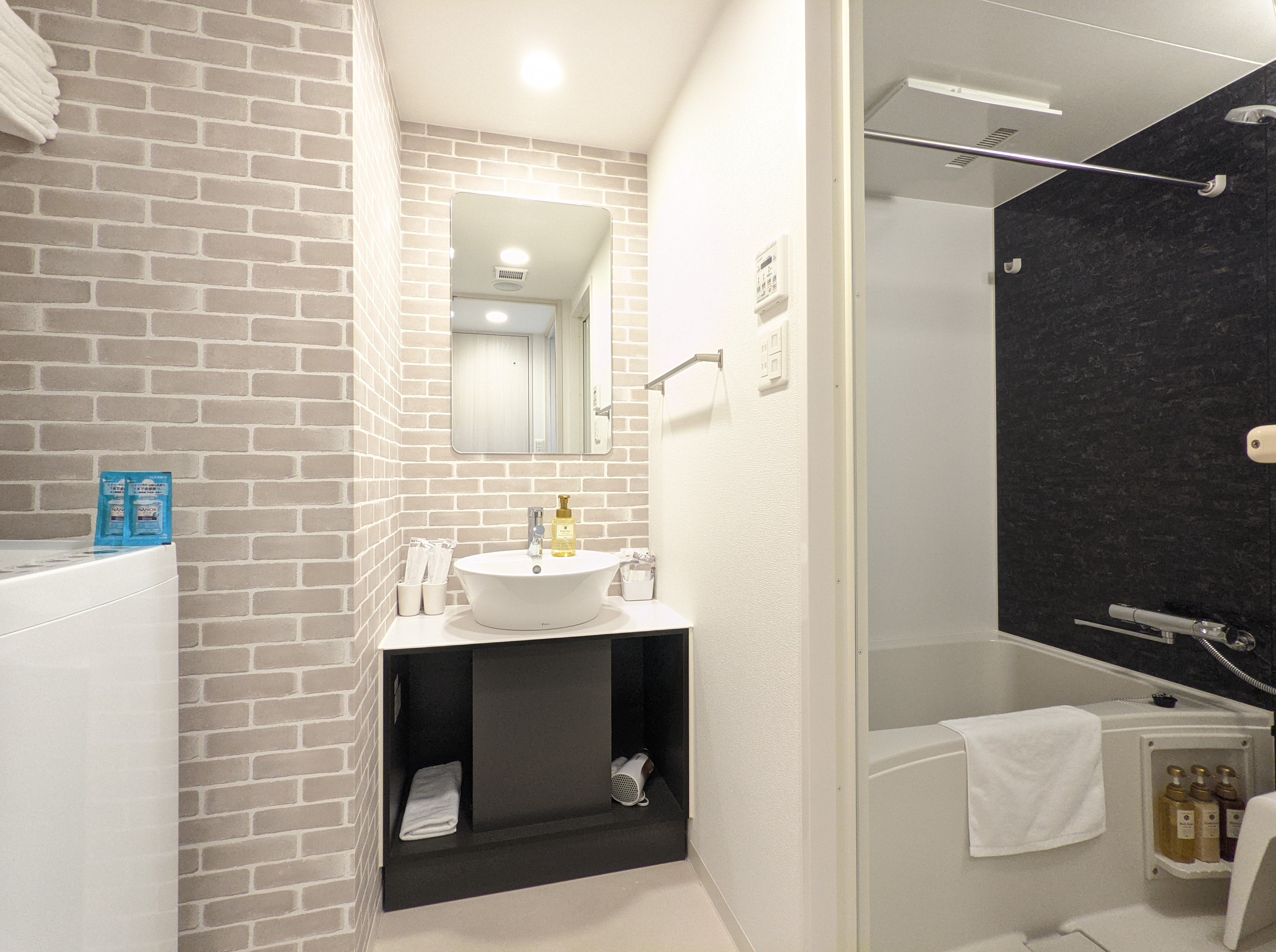 洗濯機付きの広々とした洗面所・バスルームです。トイレは別なので快適に過ごせます。