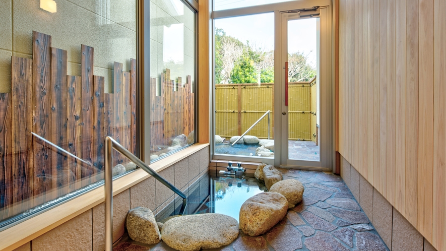 【特別室】内風呂と完全露天の岩風呂で温泉を楽しめます