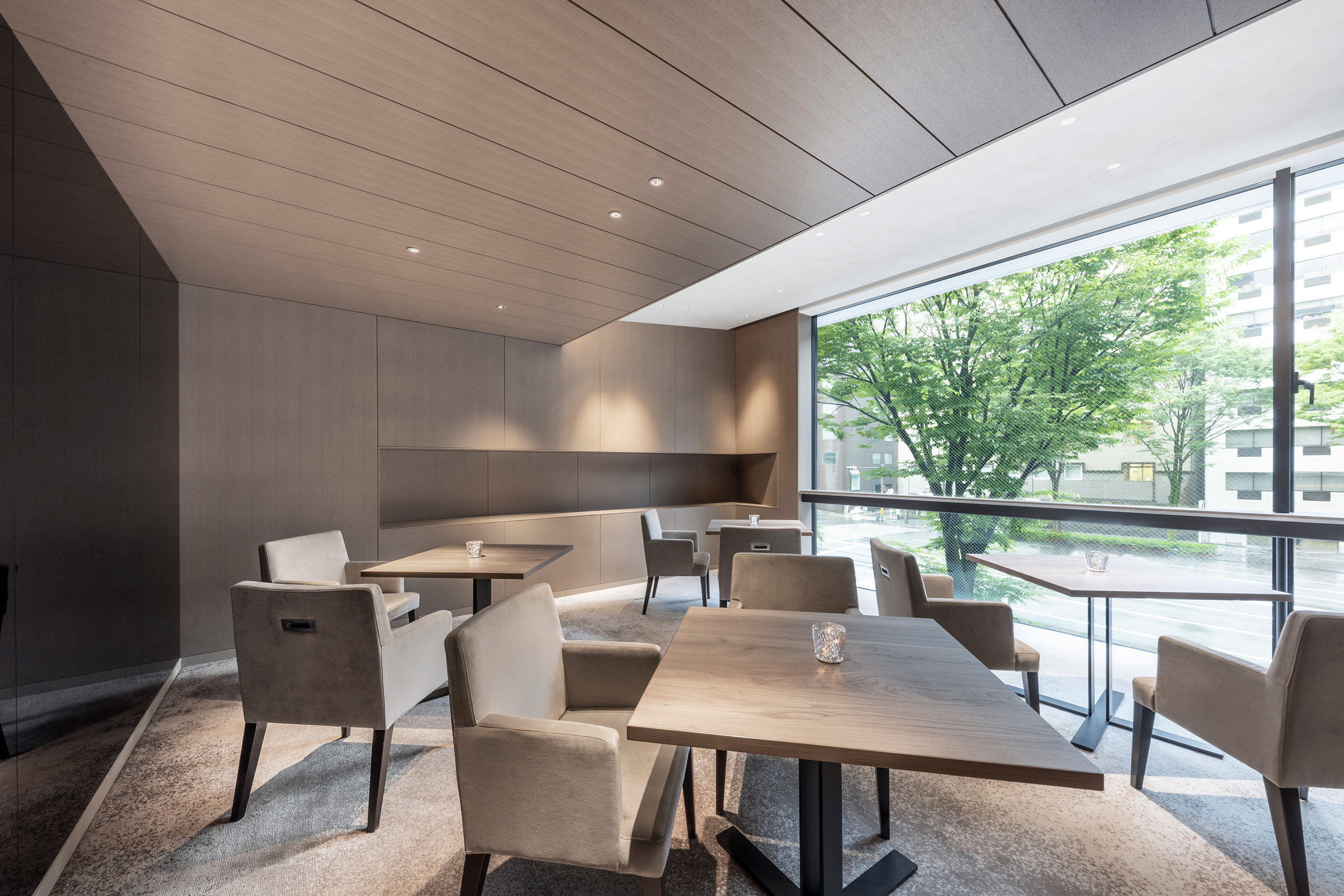 ビジネスワークにも適したテーブルのある「OKU」エリア。