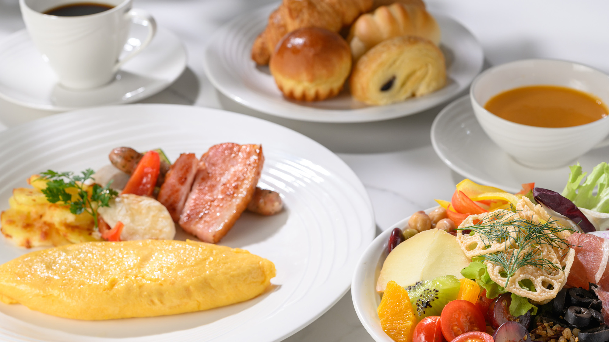 ご朝食はメインプレートとブッフェをお楽しみいただけます。※イメージ