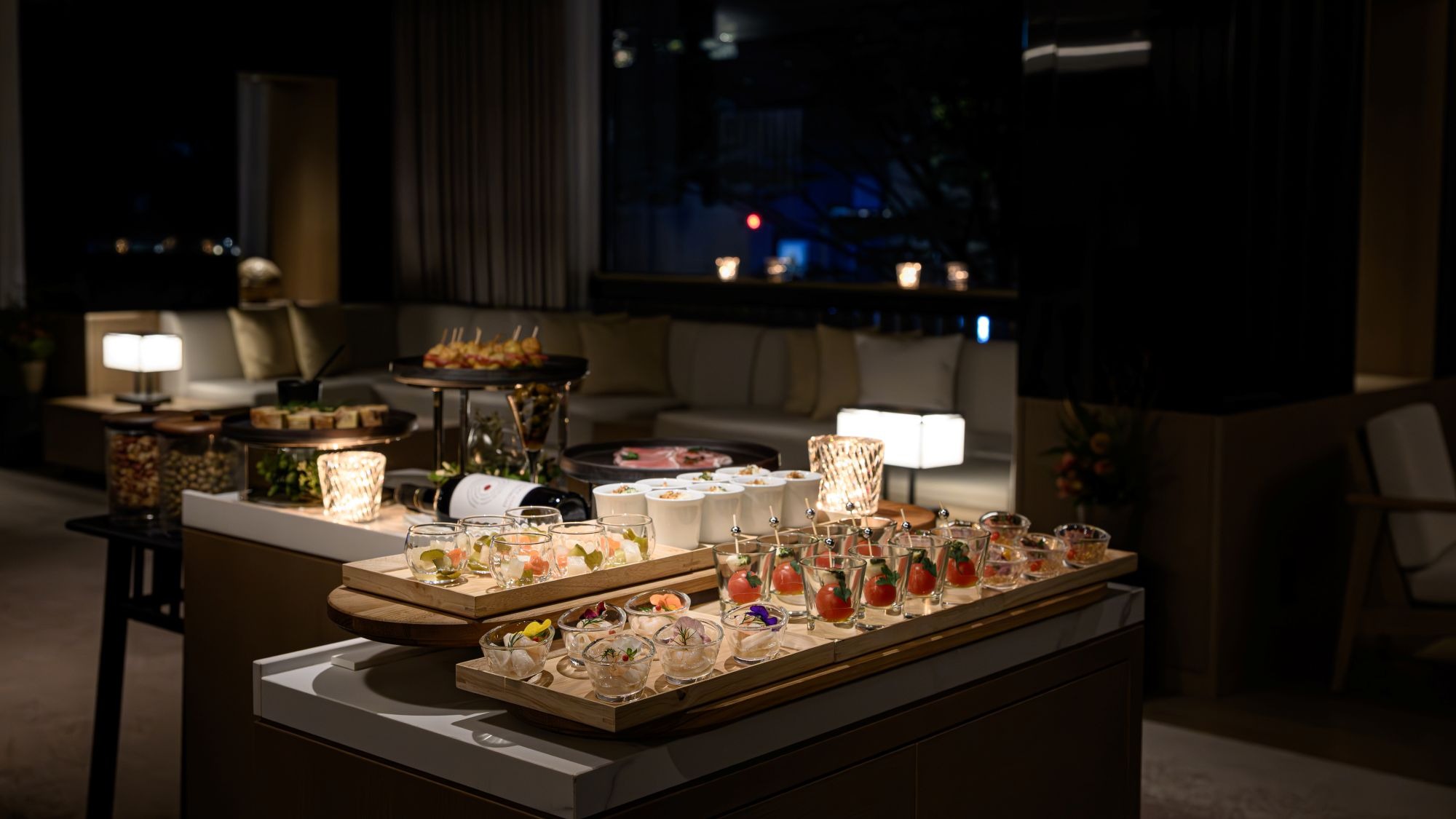 自由にお召し上がりいただけるアペタイザーのほか、アルコールを含むドリンクもご用意しております。