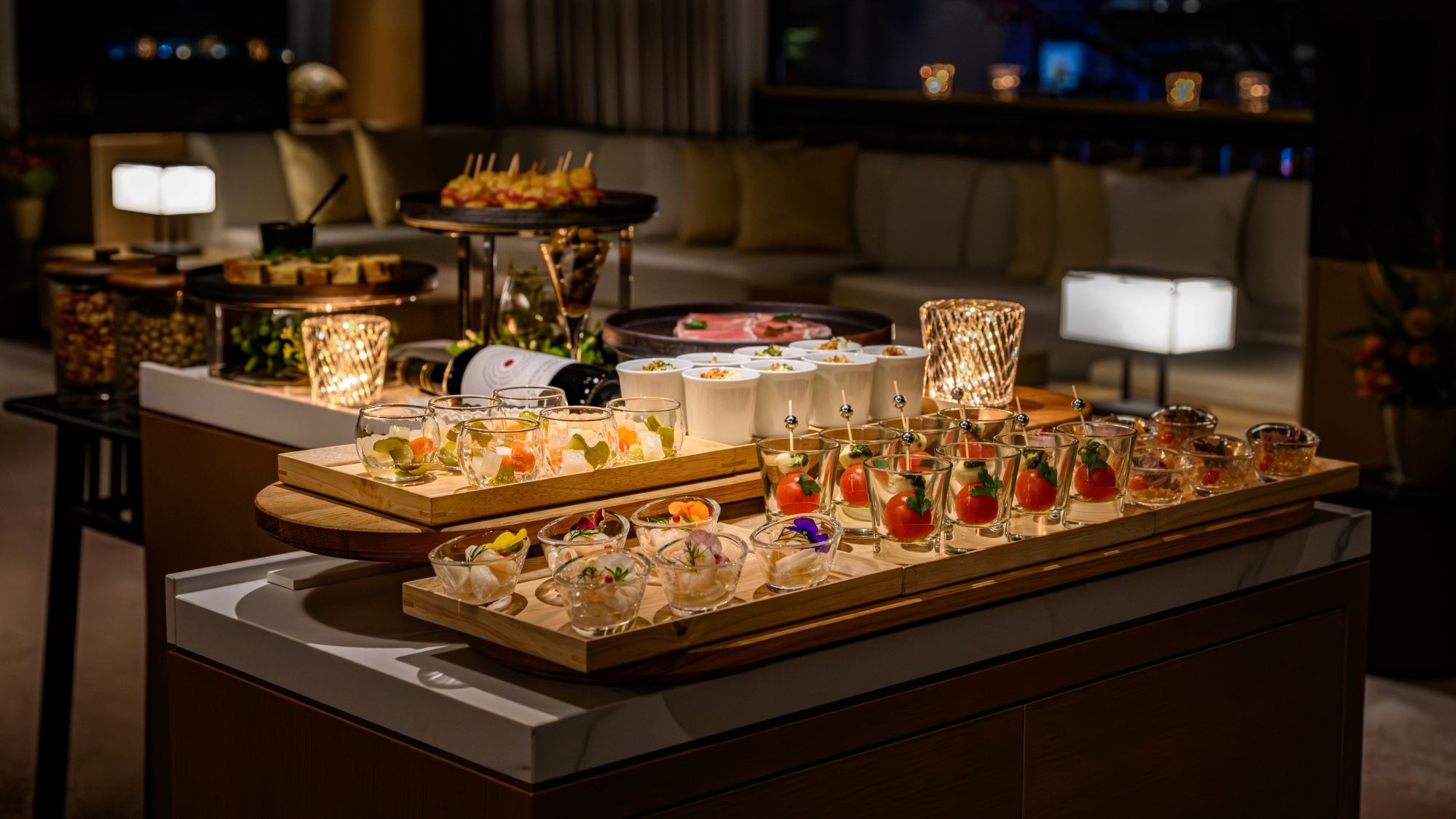 自由にお召し上がりいただけるアペタイザーのほか、アルコールを含むドリンクもご用意しております。