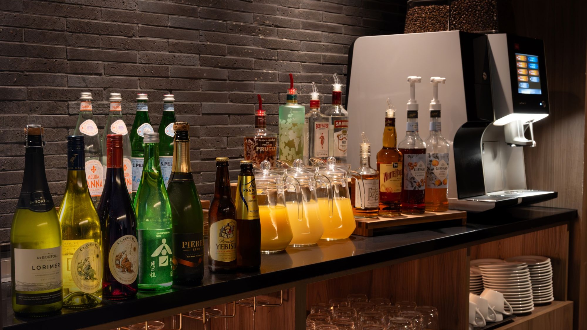 カクテルタイムには、フィンガーフードとアルコールを含むドリンクをご用意しております。