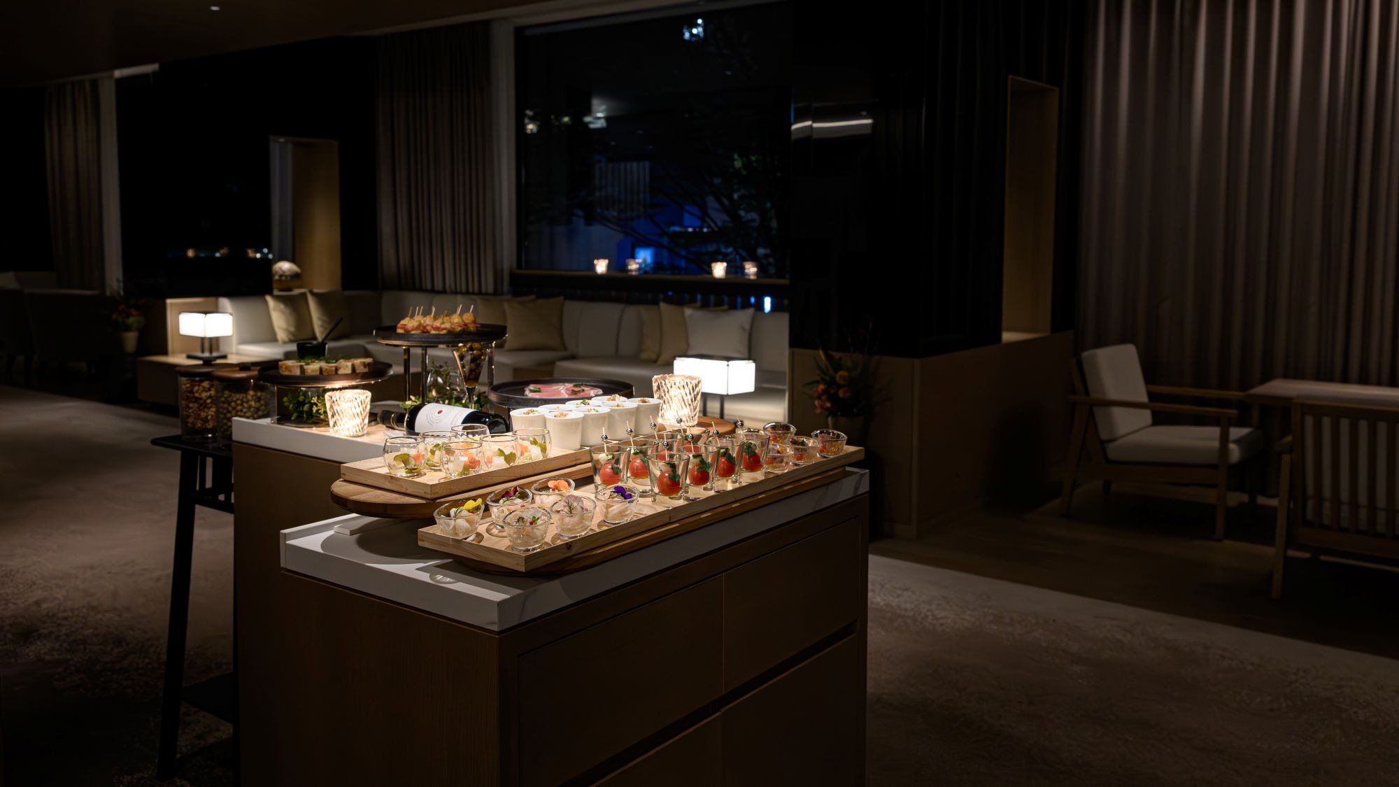 自由にお召し上がりいただけるアペタイザーのほか、アルコールを含むドリンクもご用意しております。