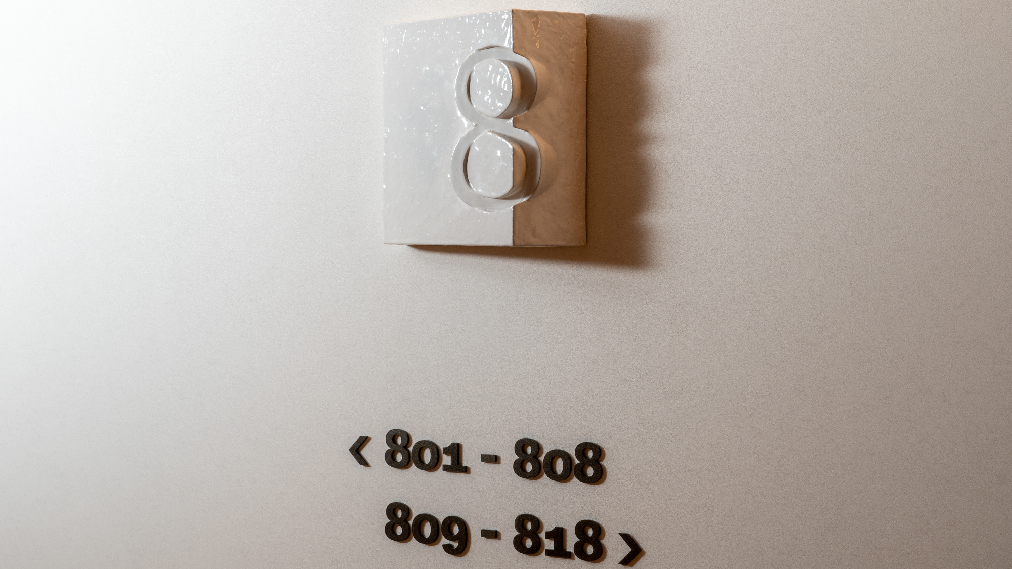 館内アート <階数表示> エレベーターホール