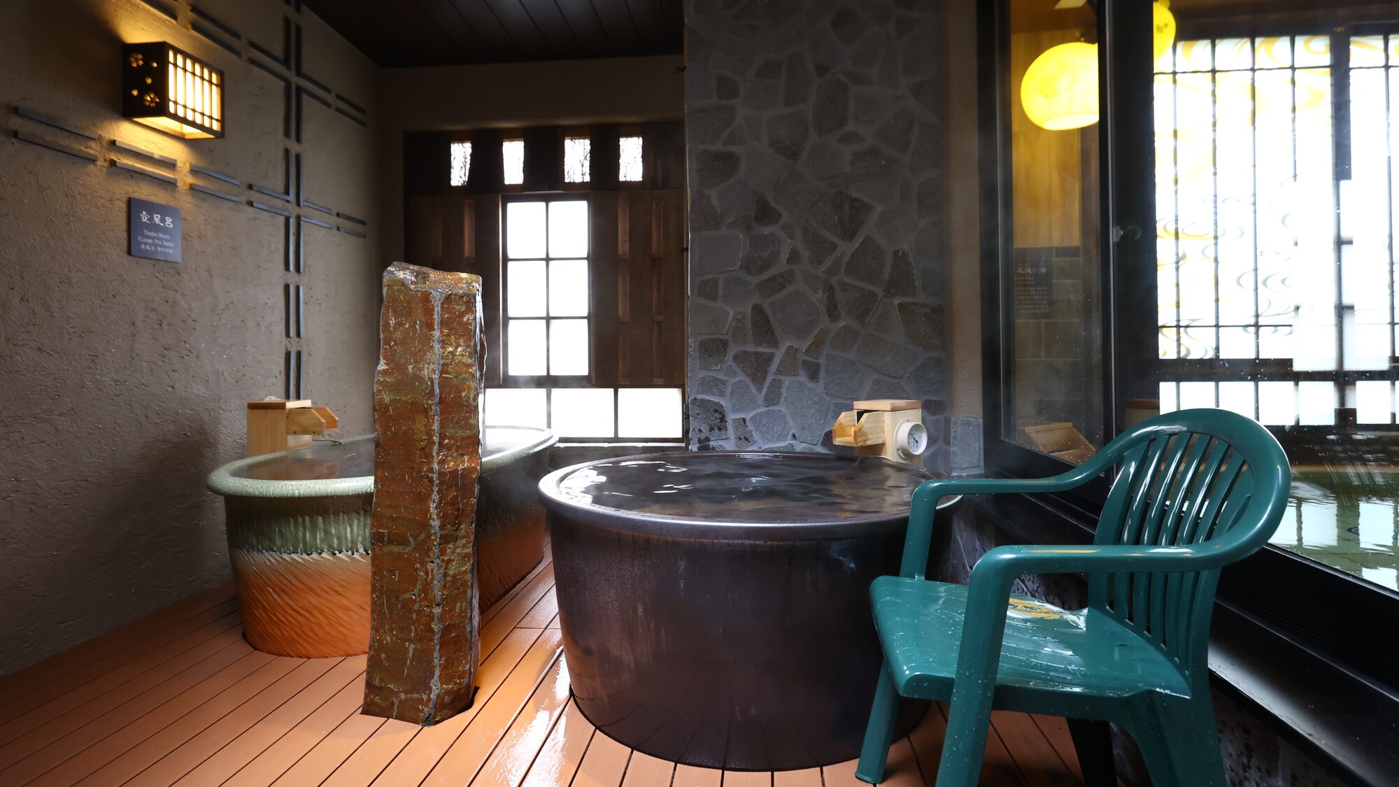 御宿 野乃大阪淀屋橋の露天の壺風呂。木の床に陶器の湯船が置かれ、格子窓から外の光が入る