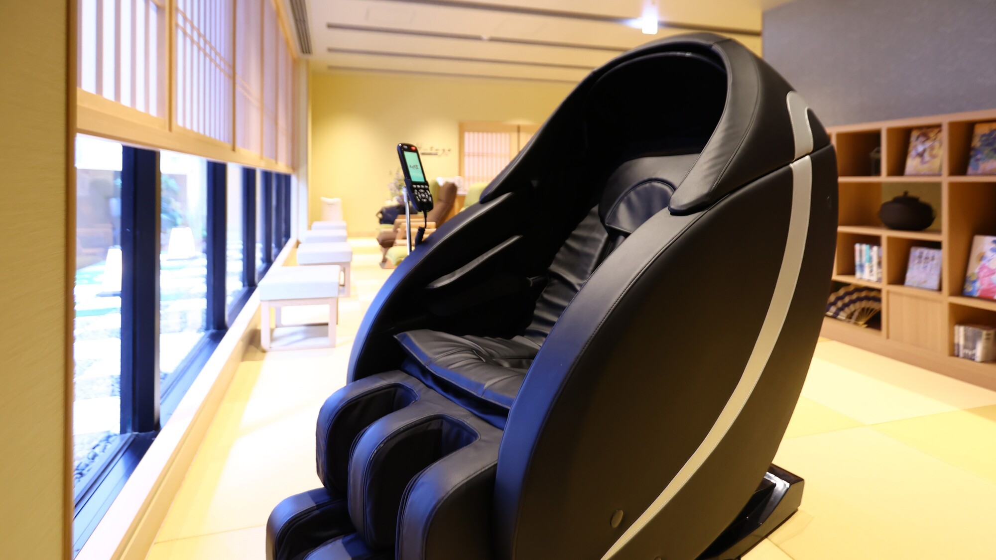 【館内施設・設備】マッサージチェア(2階ライブラリーコーナー)