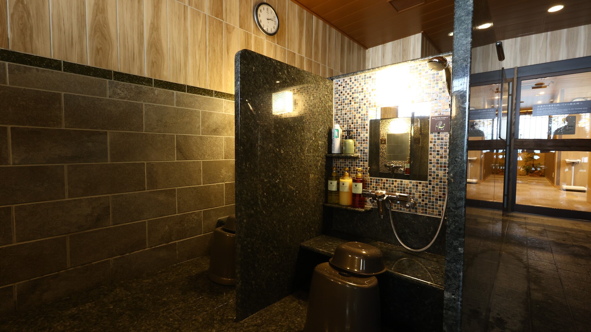 【男性】洗い場(カラン：7か所・立ちシャワー：1か所)