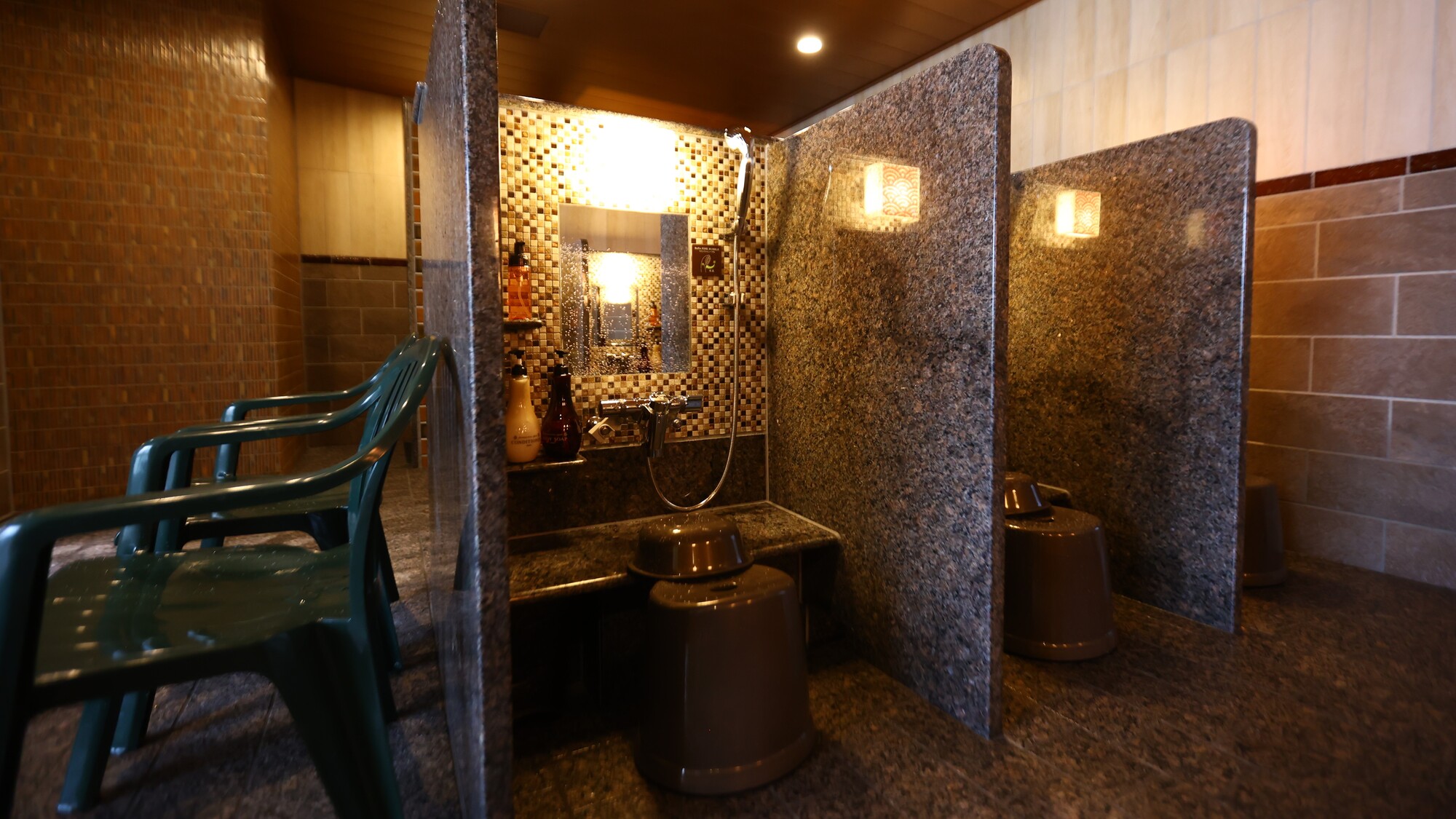 【女性】洗い場 (カラン：7か所・立ちシャワー：1か所)