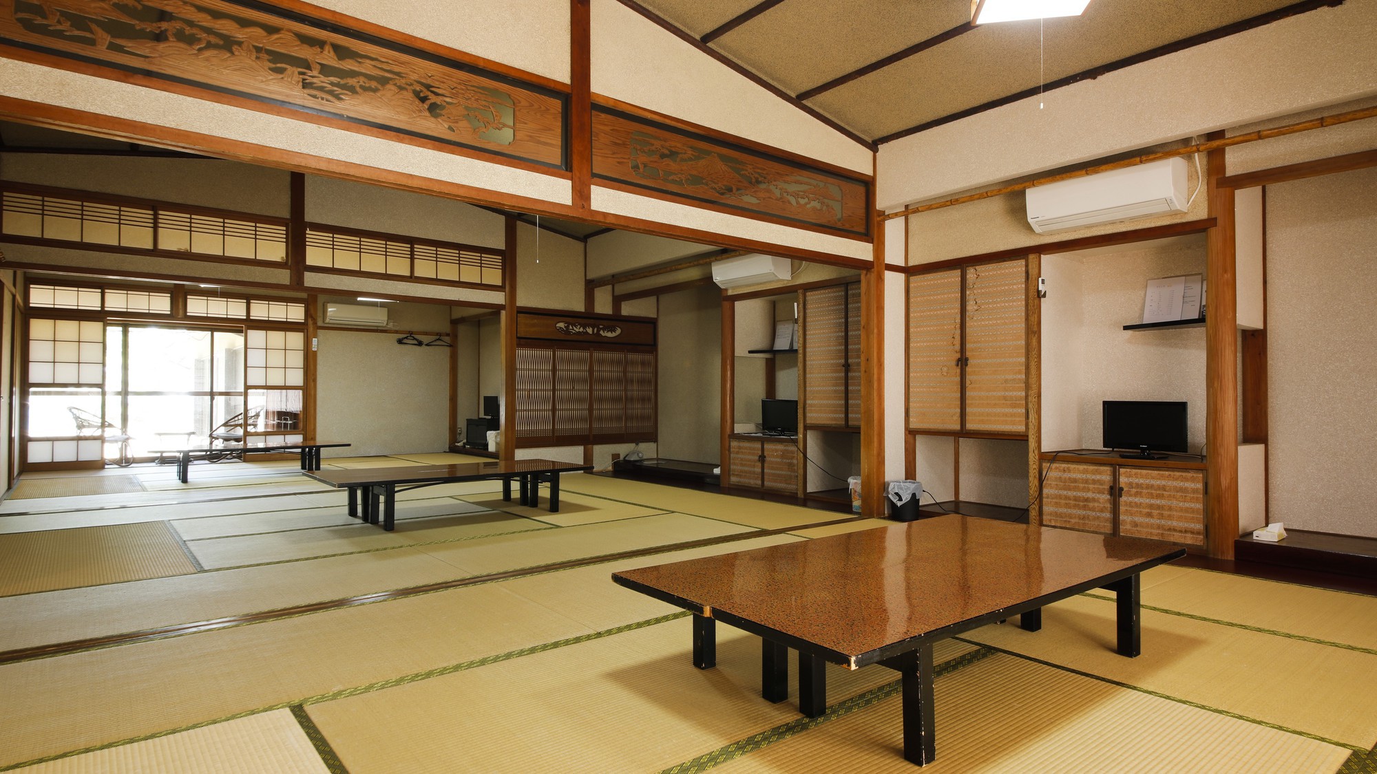 プライベートに配慮した空間でゆったりとお食事をお楽しみください／例