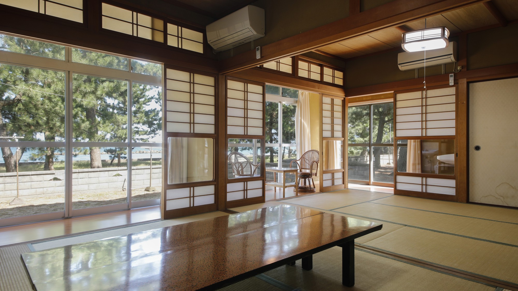 明るい日差しが差し込む客室／例