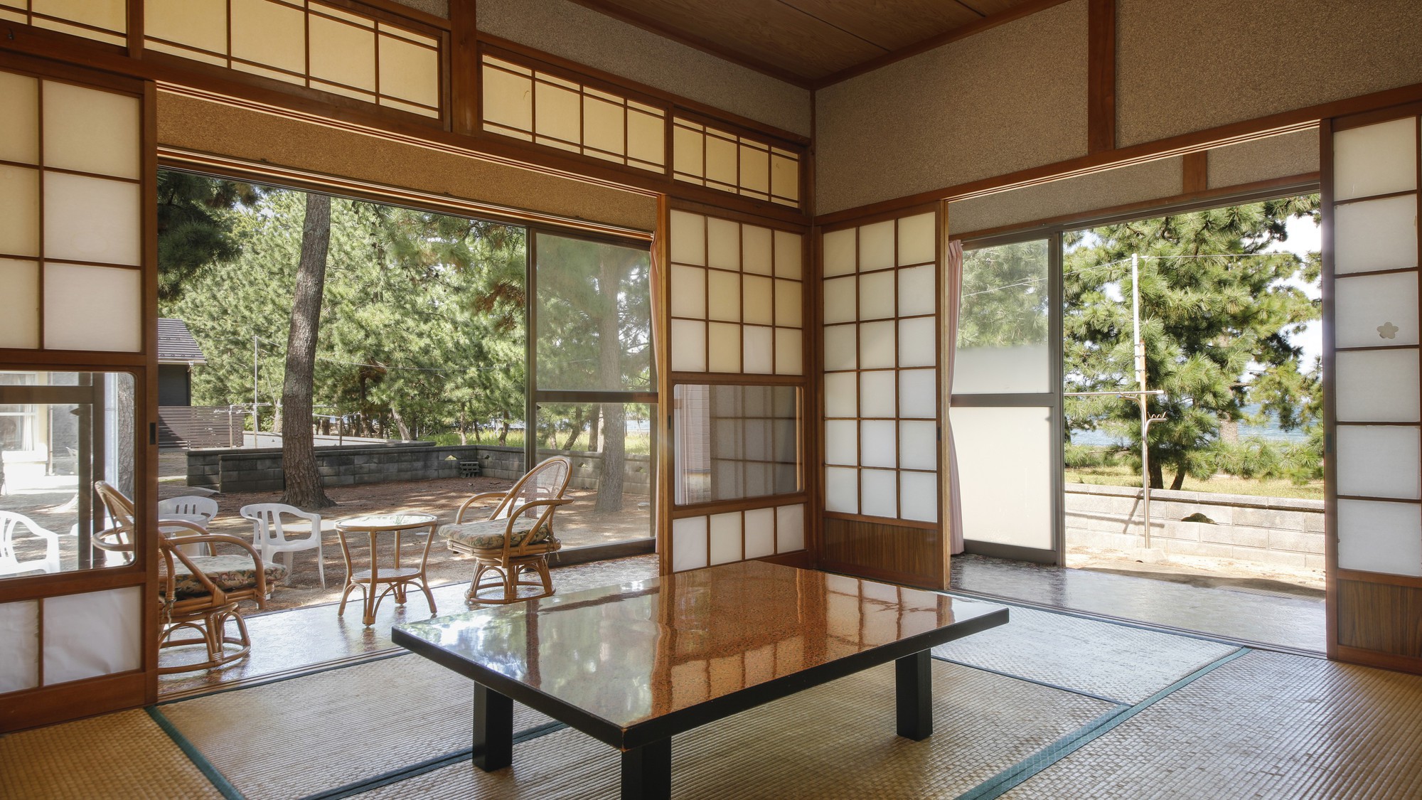 明るい日差しが差し込む客室／例