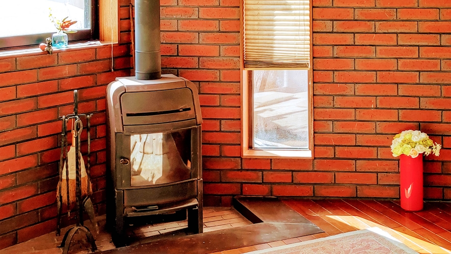 ・冬は暖炉でロビーを暖めてお待ちしております