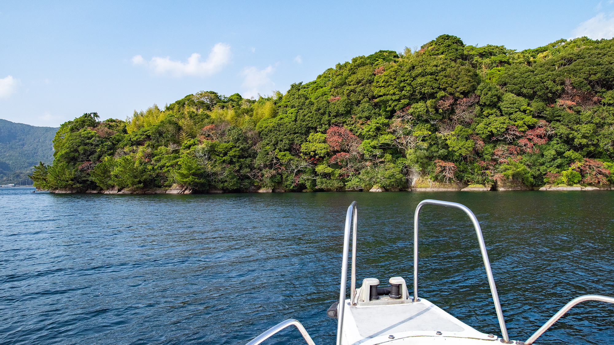 【池田湖クルージング】四季折々に変わる風景をお楽しみください。