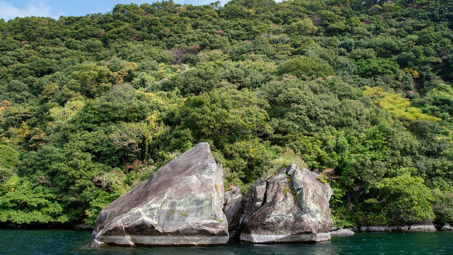 【池田湖クルージング】池田湖パワースポットの一つ「夫婦岩」。