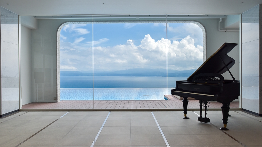 【エントランス】一足踏み入れると空と海がいったいとなった自然が。クラシックピアノと共にお迎えします