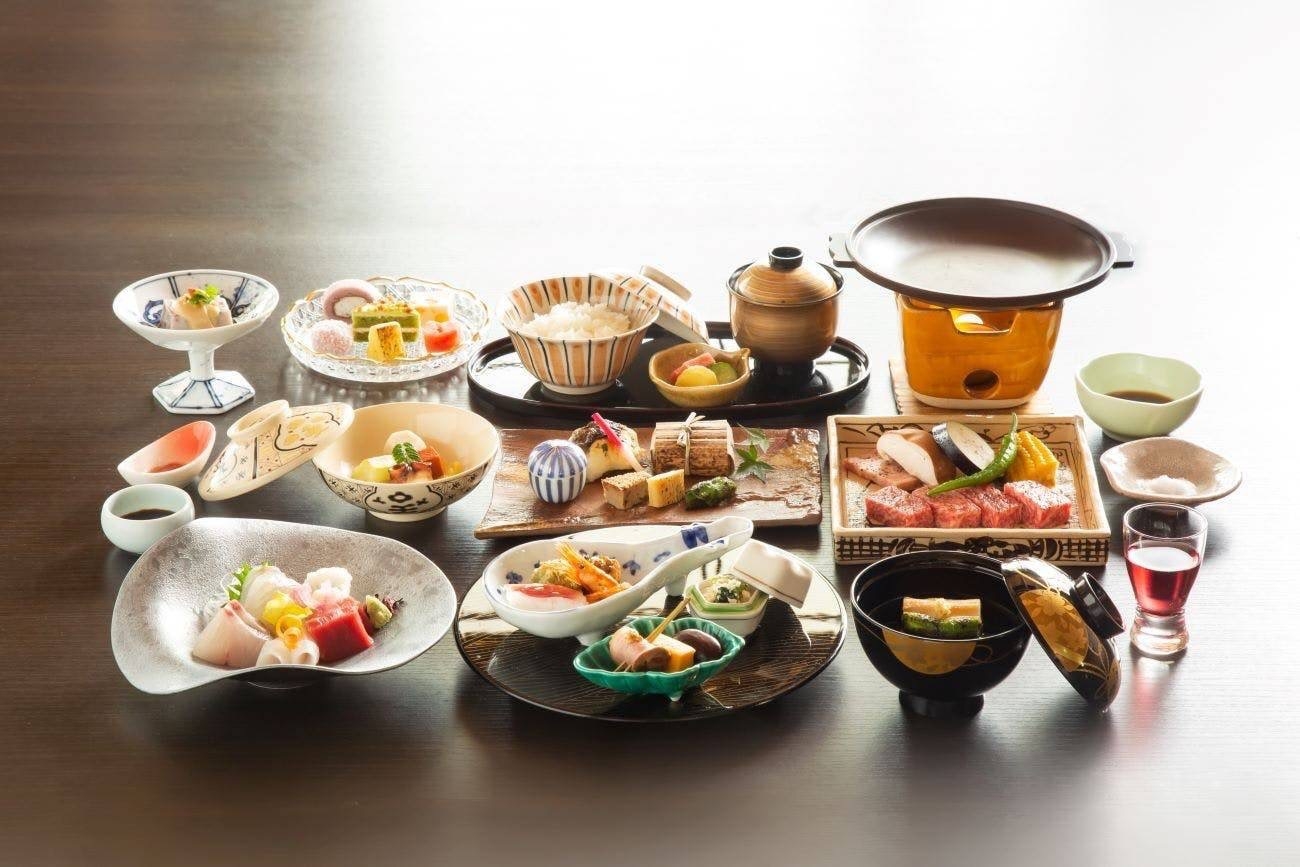 【月会席】匠の技を持つ料理長が丹精込めた、日本でも年々減少していく純和風会席をご堪能ください。