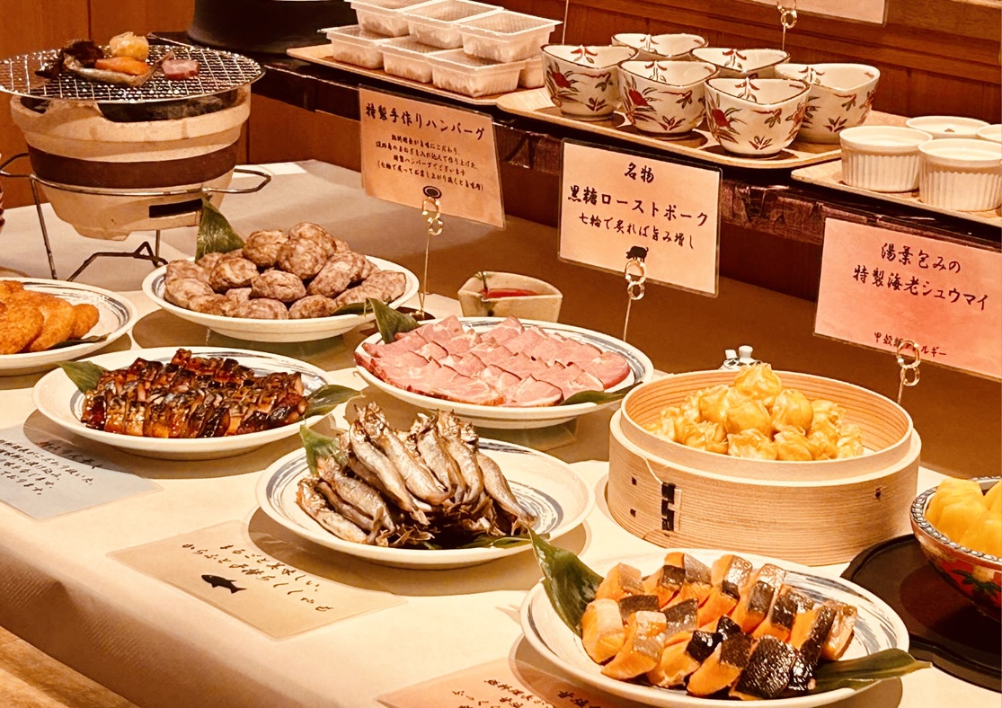 【1泊朝食付】夕方は送迎車で温泉街へ…朝食は総料理長拘りのハーフバイキングと名物炭火七輪焼 ！！