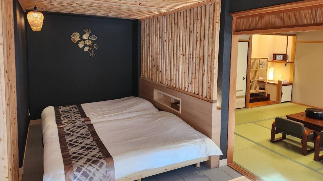 金色の間　紫翠