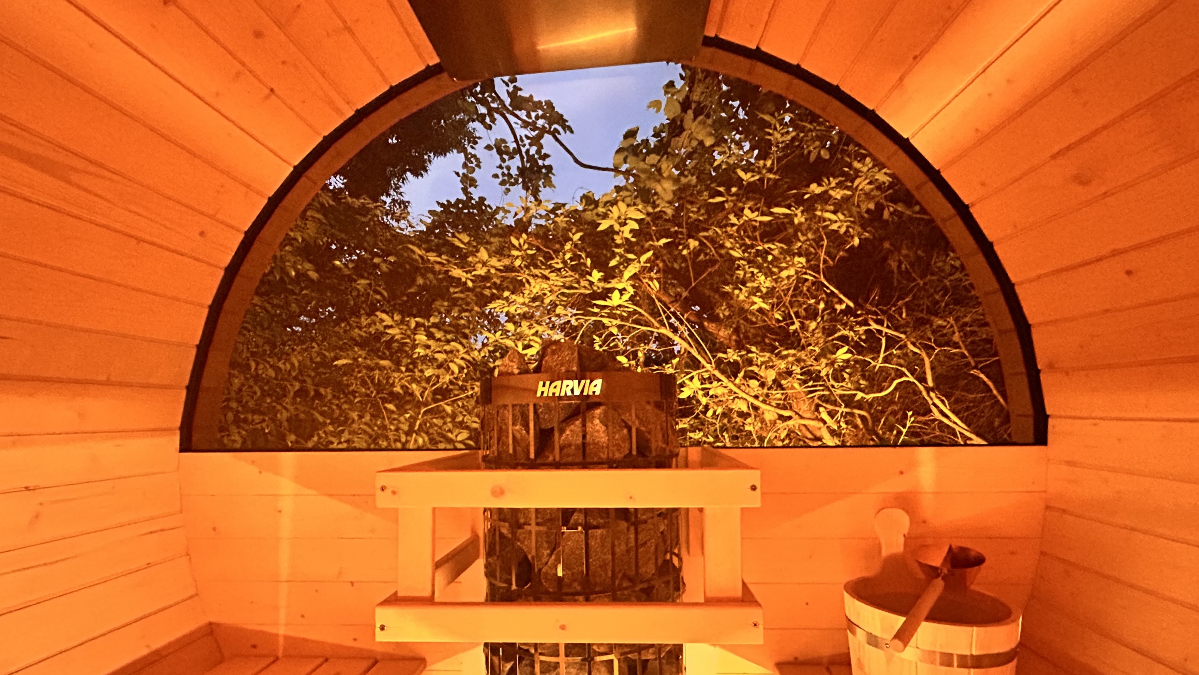 月の山源泉エリア　バレルサウナ