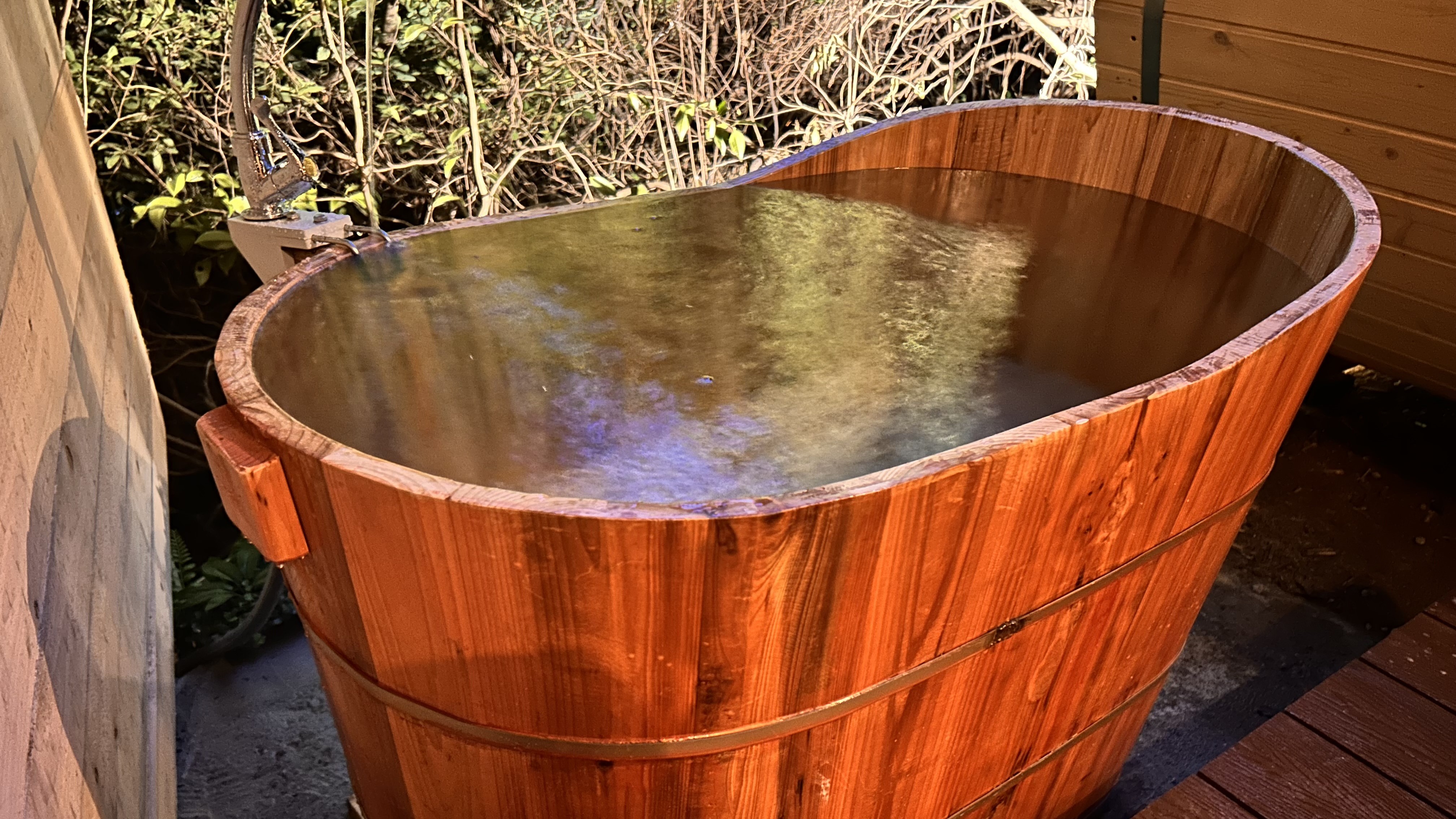 月の山源泉エリア　バレルサウナ