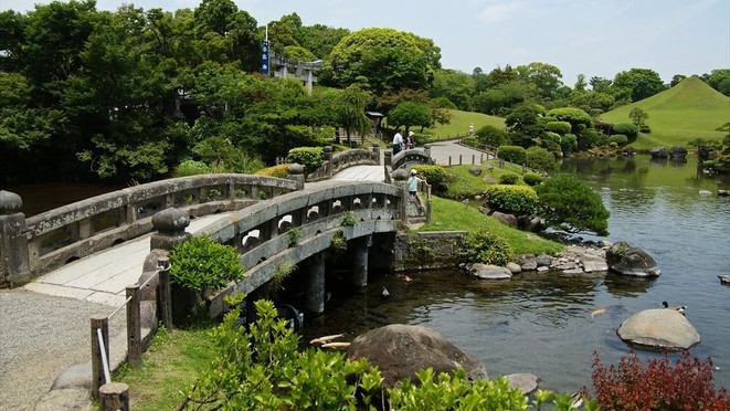 【水前寺成趣園】桃山式の回遊庭園。園の北側には出水神社があります
