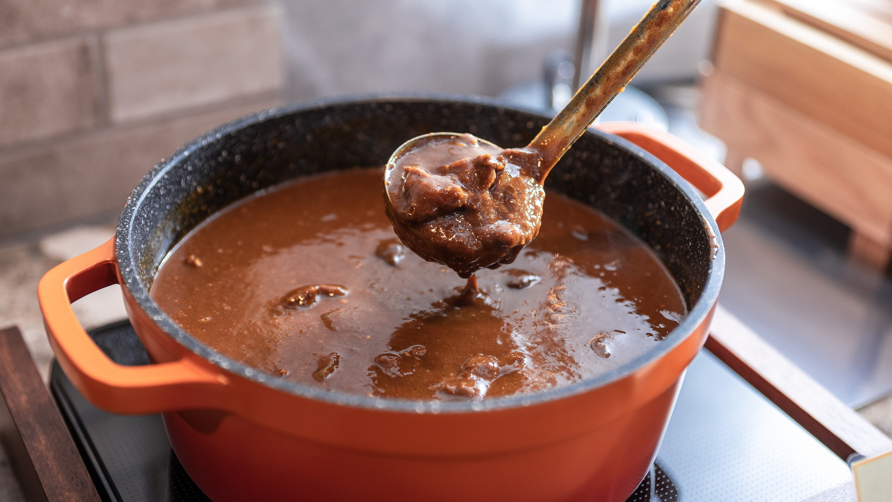 ご当地メニューで馬肉カレーをご堪能ください