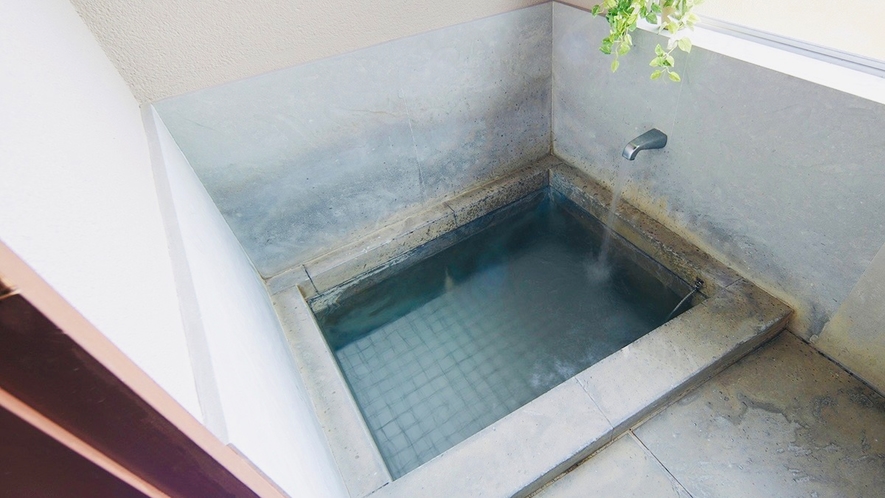 内風呂：レトロな石とタイルのお風呂です。
