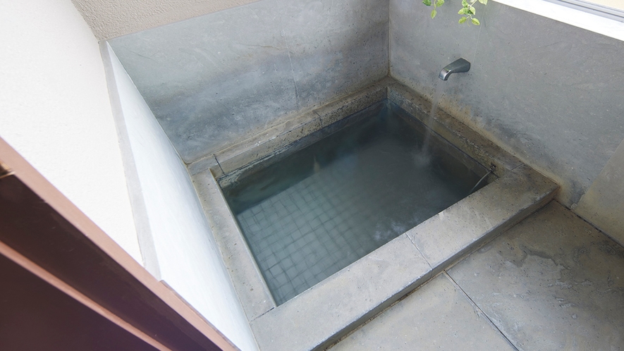【1階屋内バスルーム】石造りのお風呂となっております。