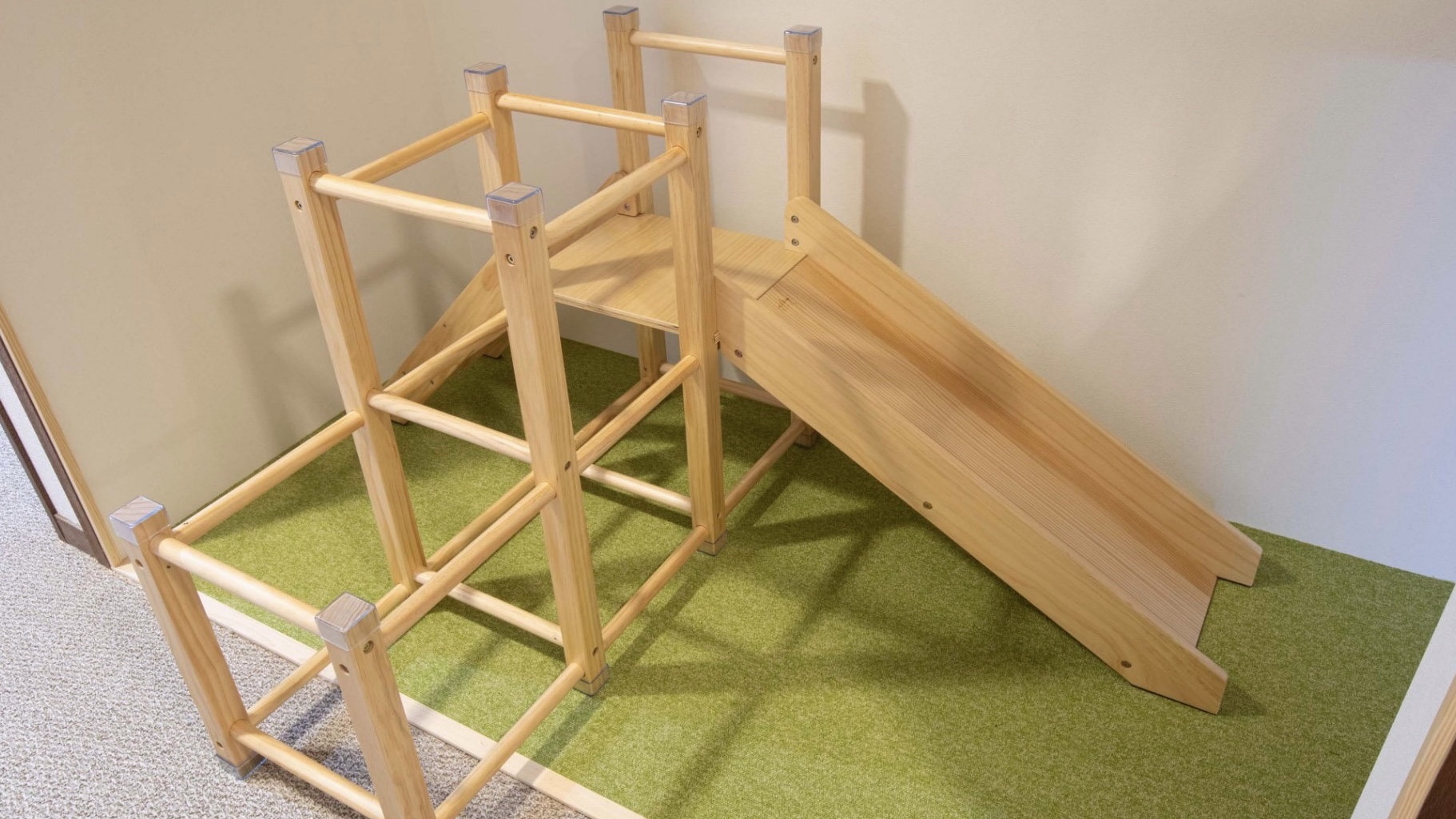 木製のジャングルジム＆滑り台を設置いたしました。