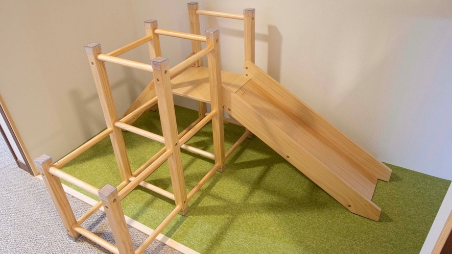 木製のジャングルジム＆滑り台を設置いたしました。