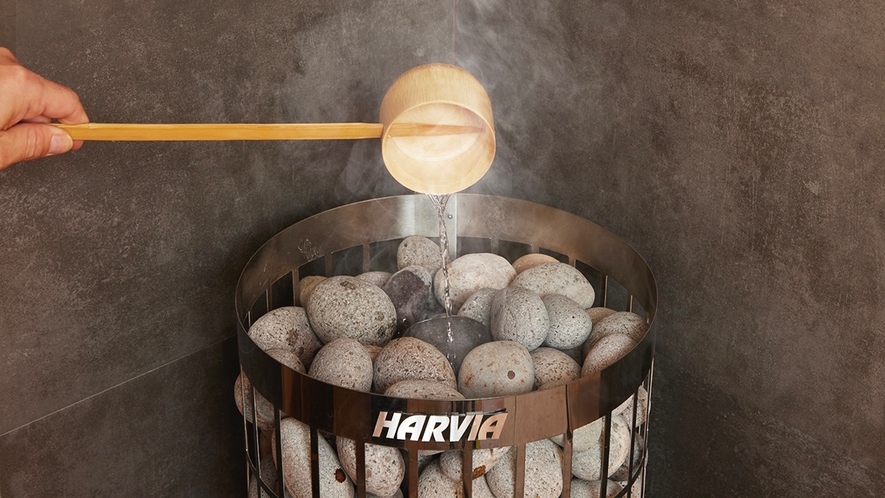 サウナ：超高熱度のharvia製サウナストーブを採用。身体の温まり方が違います。
