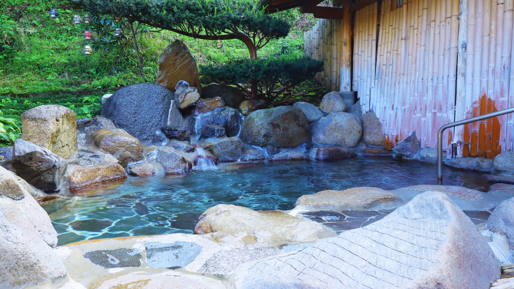 男性露天風呂_ついつい長風呂しちゃうほど気持ちいい温泉♪
