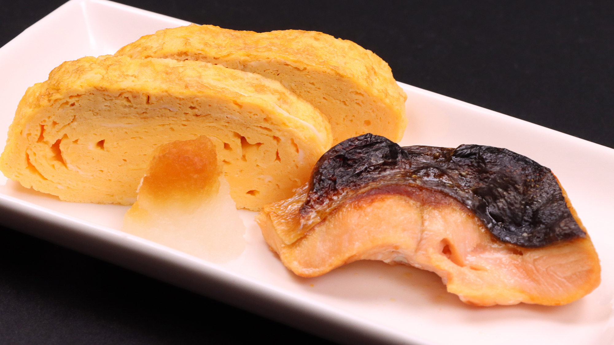 ＃朝食イメージ　焼きたての紅鮭と味が染み込んだ卵焼き